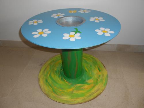 Mesa redonda de cartón reciclado