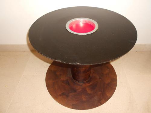 Mesa redonda de cartón reciclado