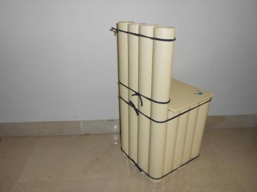 Silla infantil con tubos reciclados.