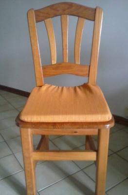 Silla de madera con cojín en muy buen estado.