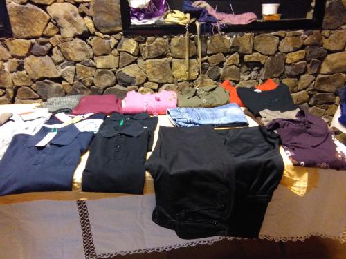 Ropa nueva con etiqueta y ropa de segunda mano