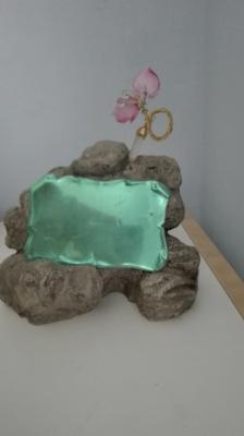 Placa conmemorativo en adorno de piedra