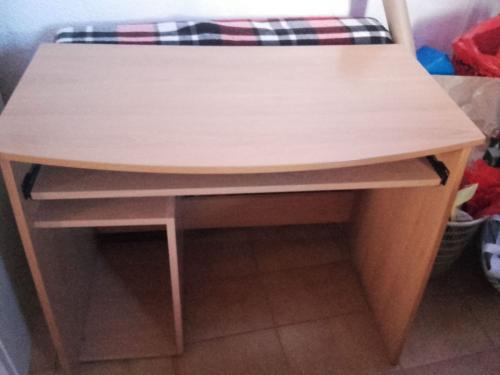 Mesa escritorio con bandeja extraible