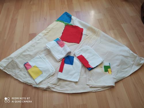 Mantel redondo de diseño con servilletas